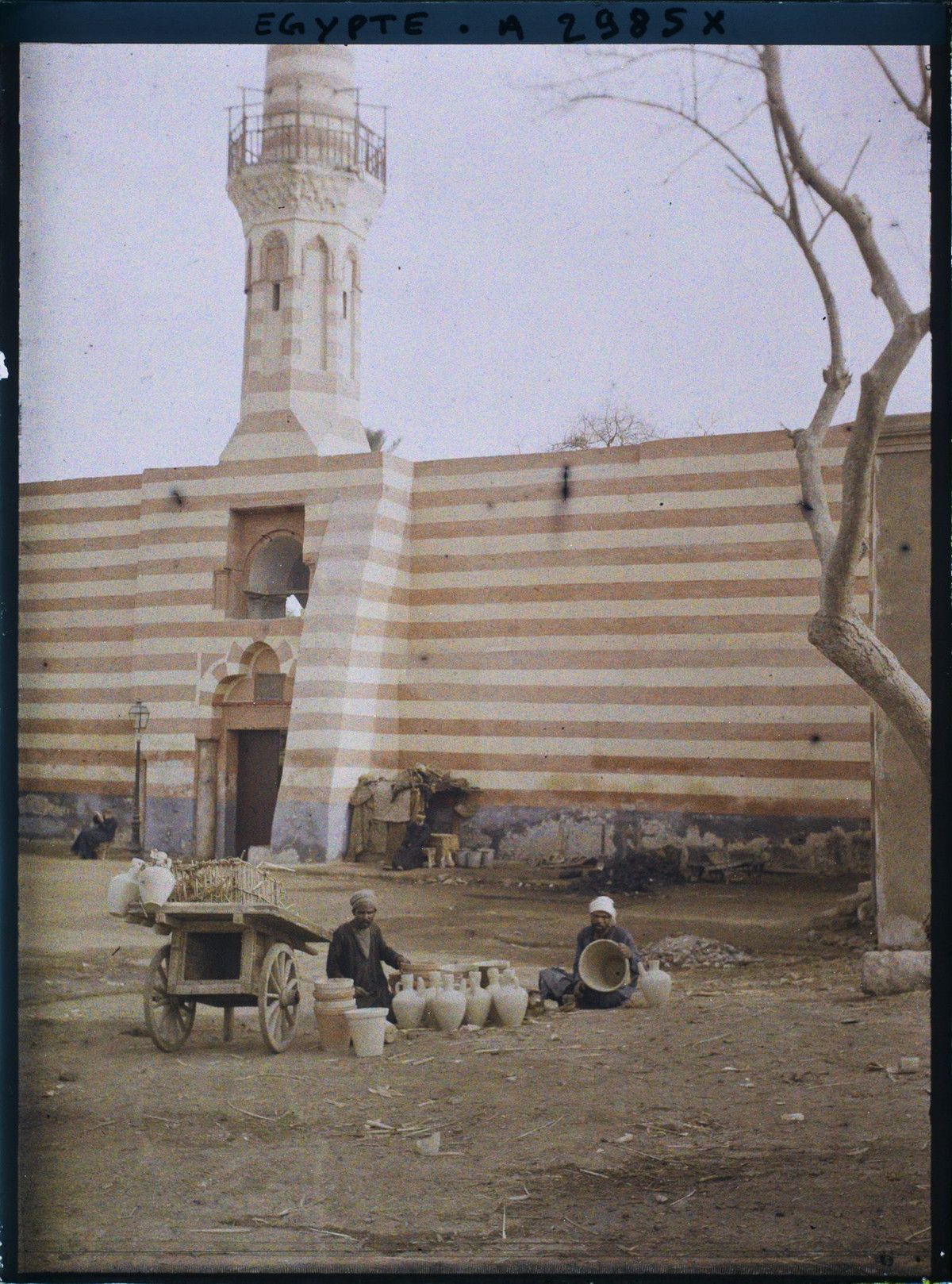 Những người bán đồ gốm bên ngoài cổng tháp của thánh đường Hama.