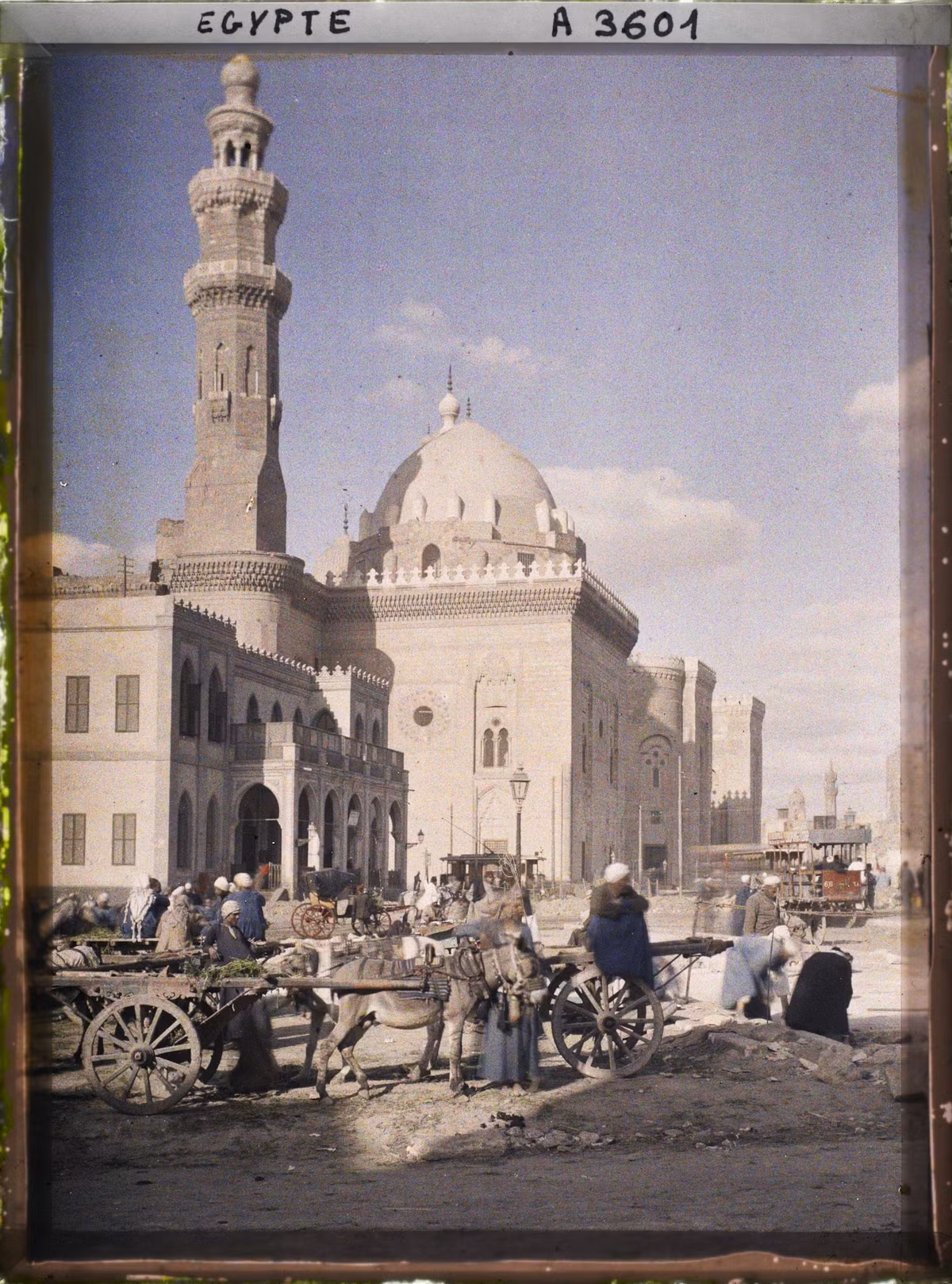 Cảnh sinh hoạt trên quảng trường Mansheia, phía Tây Nam thành đường Hồi giáo Sultan Hassan.