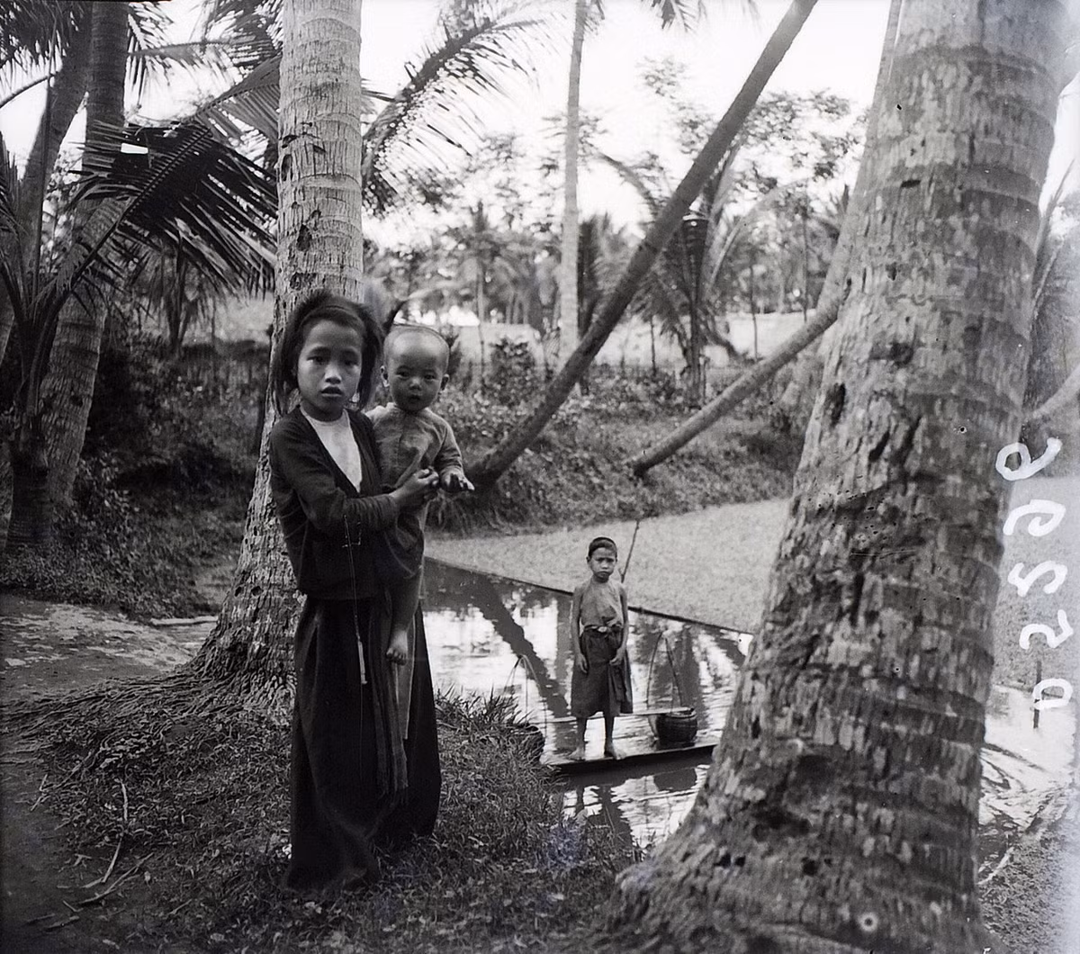 Những đứa trẻ bên bờ ao.