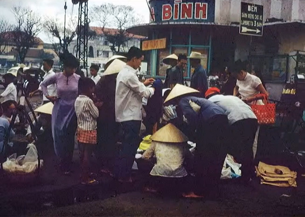 Các quầy hàng rong cạnh nhà hàng Hòa Bình, phía trước ga Sài Gòn cũ và chợ Bến Thành, Sài Gòn năm 1967-1968. Ảnh: H. Laggart Flickr.