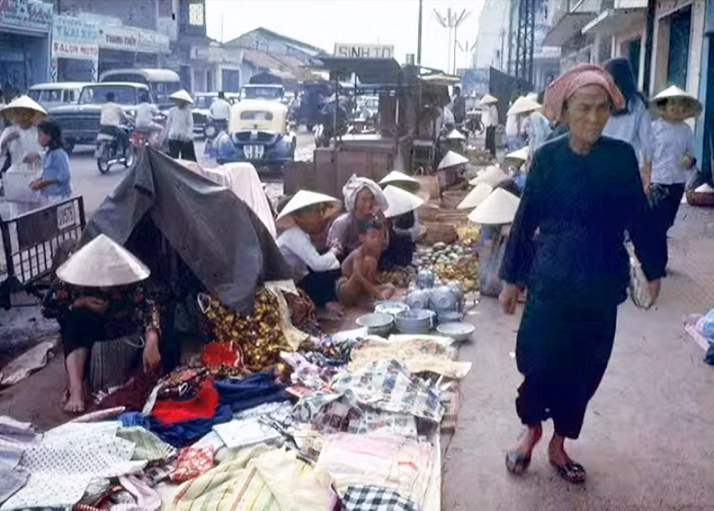 Hàng hóa đủ loại trên các sạp hàng dọc đường Phạm Ngũ Lão.