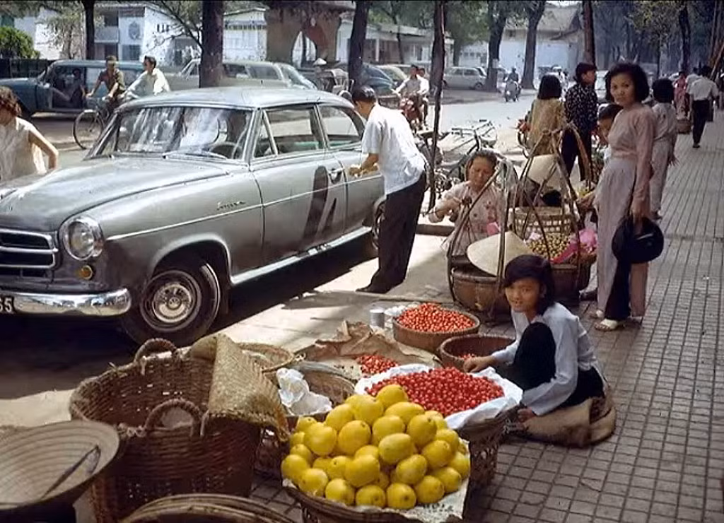 Người mua kẻ bán trên vỉa hè trumg tâm Sài Gòn.