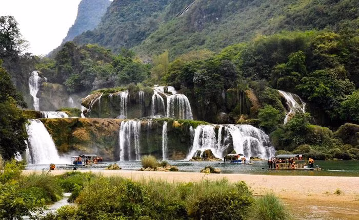 Du khach mac ao co do sao vang 