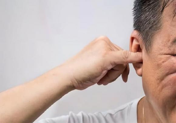 Ngua lien tuc o 3 cho tren co the, dung nghi la di ung