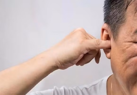 Ngua lien tuc o 3 cho tren co the, dung nghi la di ung