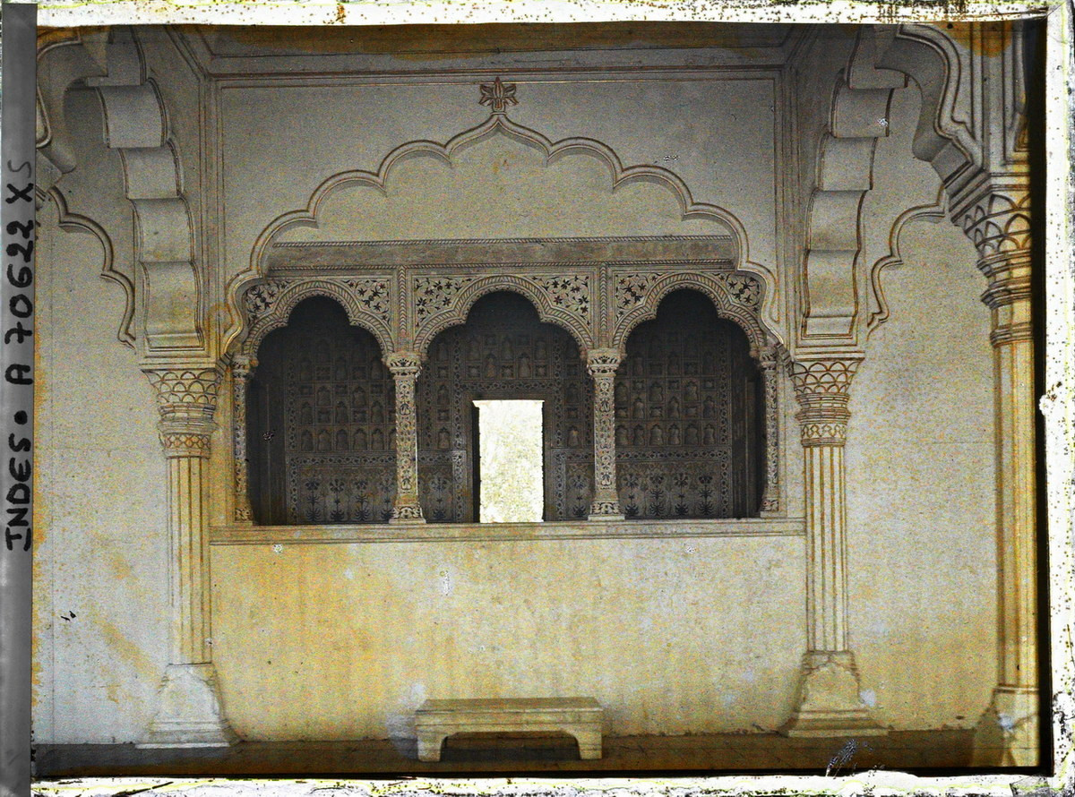 Nhà nghỉ Hoàng gia liền kề Sảnh Tiếp kiến Công chúng.