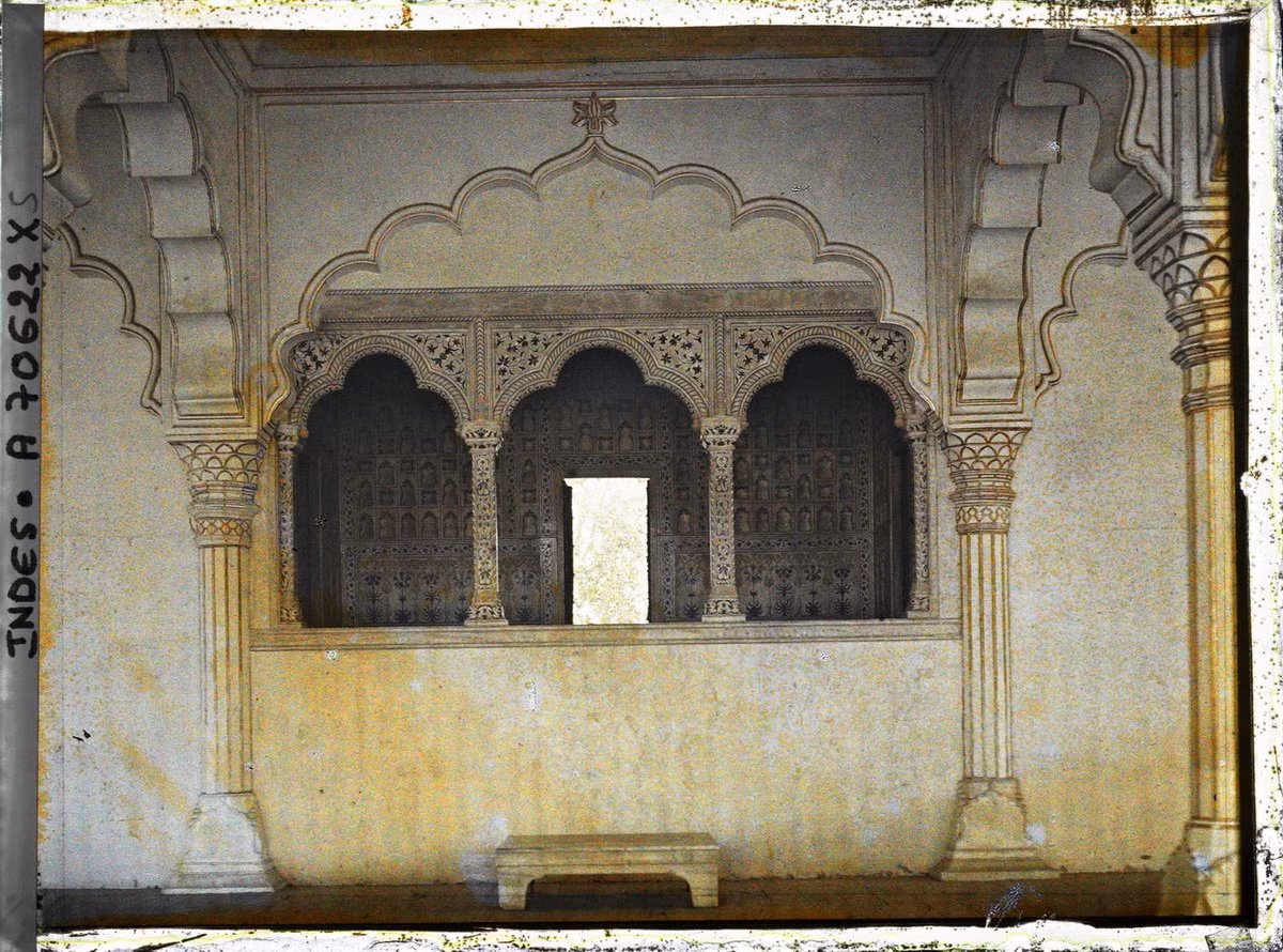 Nhà nghỉ Hoàng gia liền kề Sảnh Tiếp kiến Công chúng.