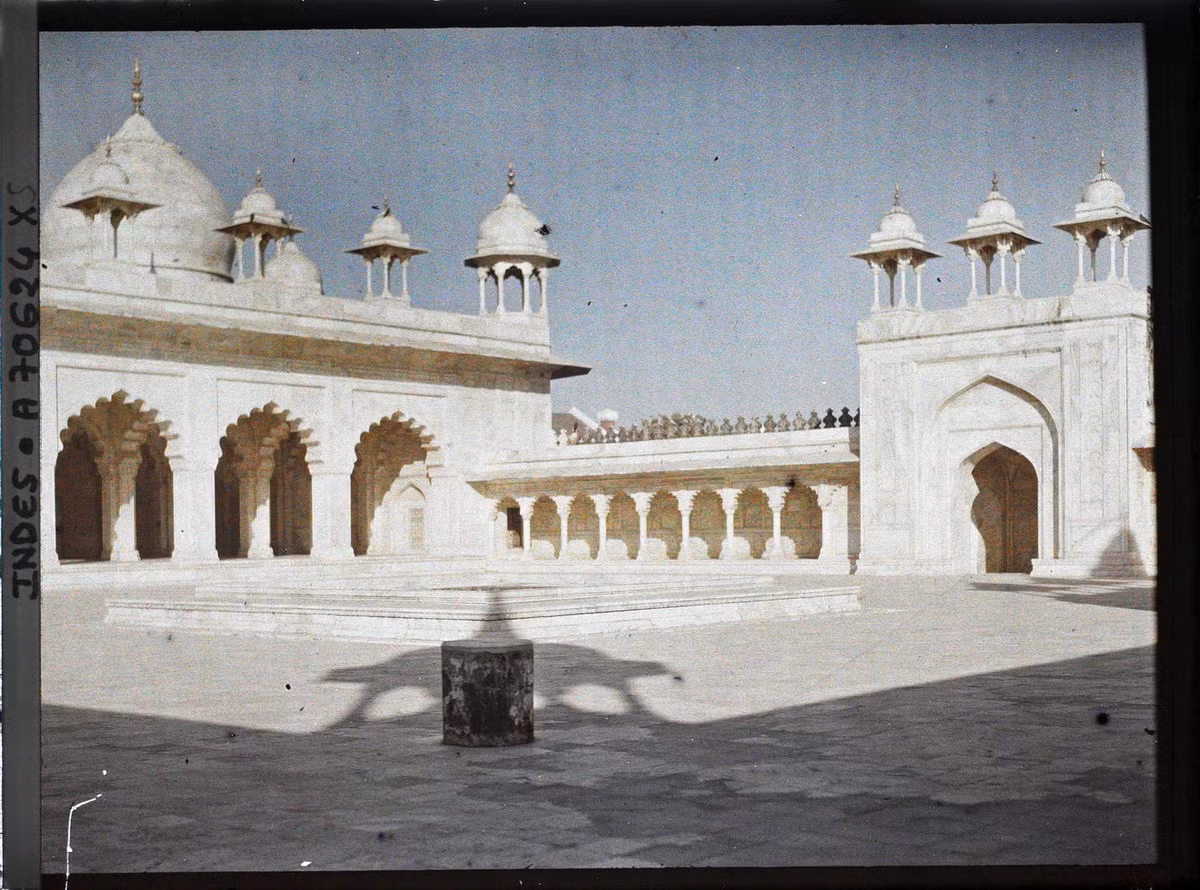 Một góc sân của thánh đường Ngọc trai.