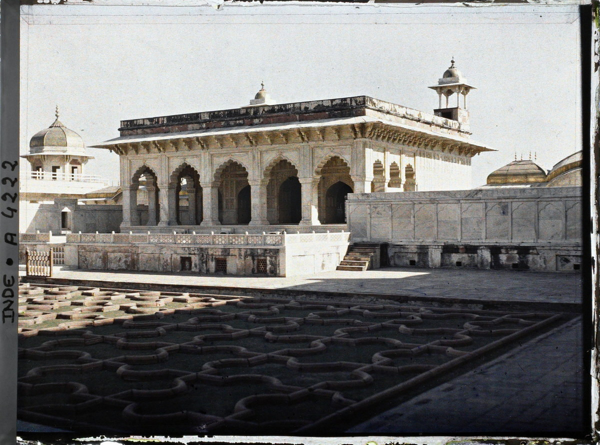 Hậu cung (Khas Mahal) nằm bên Vườn nho.