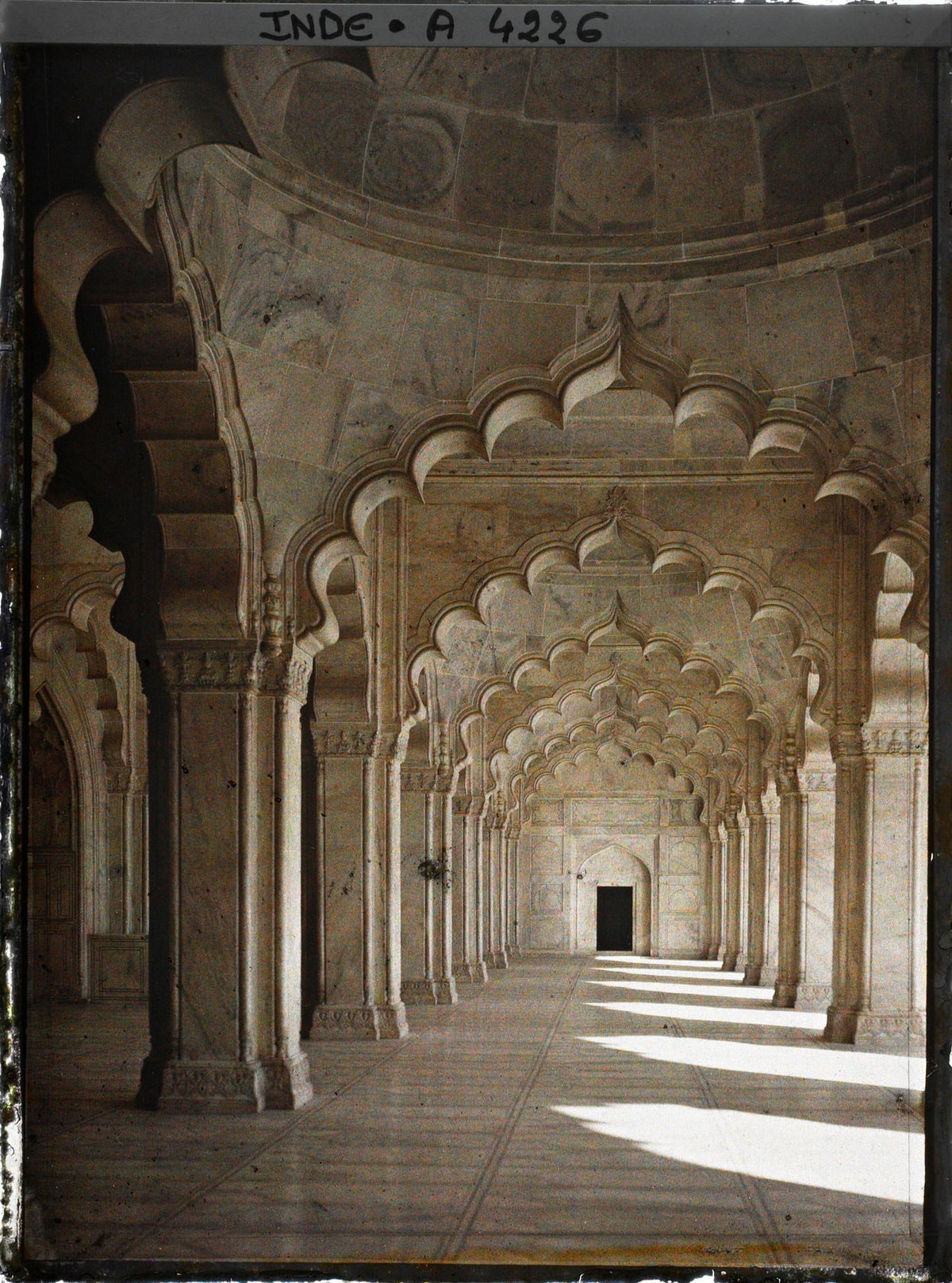 Bên trong thánh đường Ngọc trai.