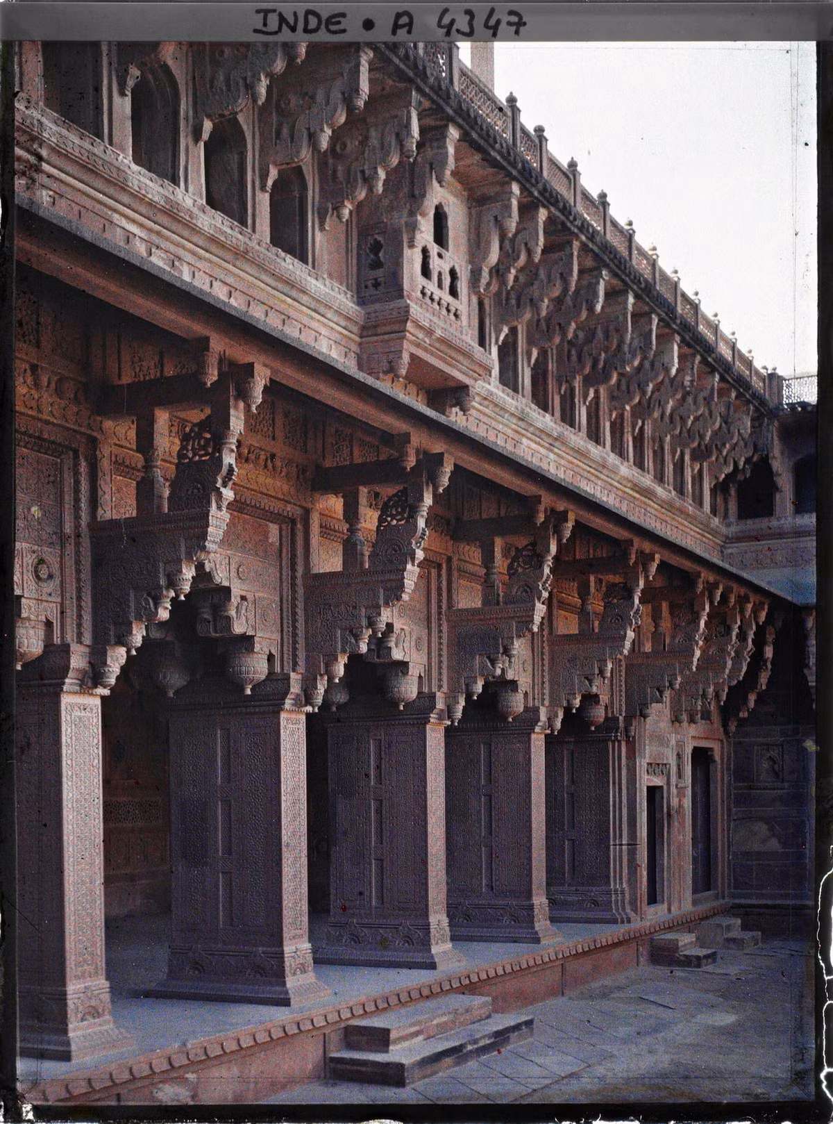 Hàng cột tinh xảo ở sân trung tâm của Cung điện Jahangir trong Pháo đài Đỏ.