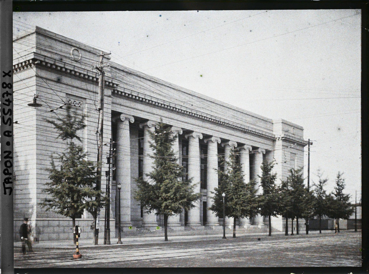 Trự sở Ngân hàng Mitsubishi trên đường Babasaki ở quận Marunouchi.