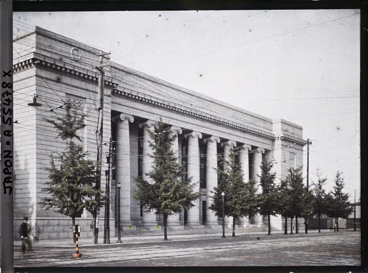 Trự sở Ngân hàng Mitsubishi trên đường Babasaki ở quận Marunouchi.