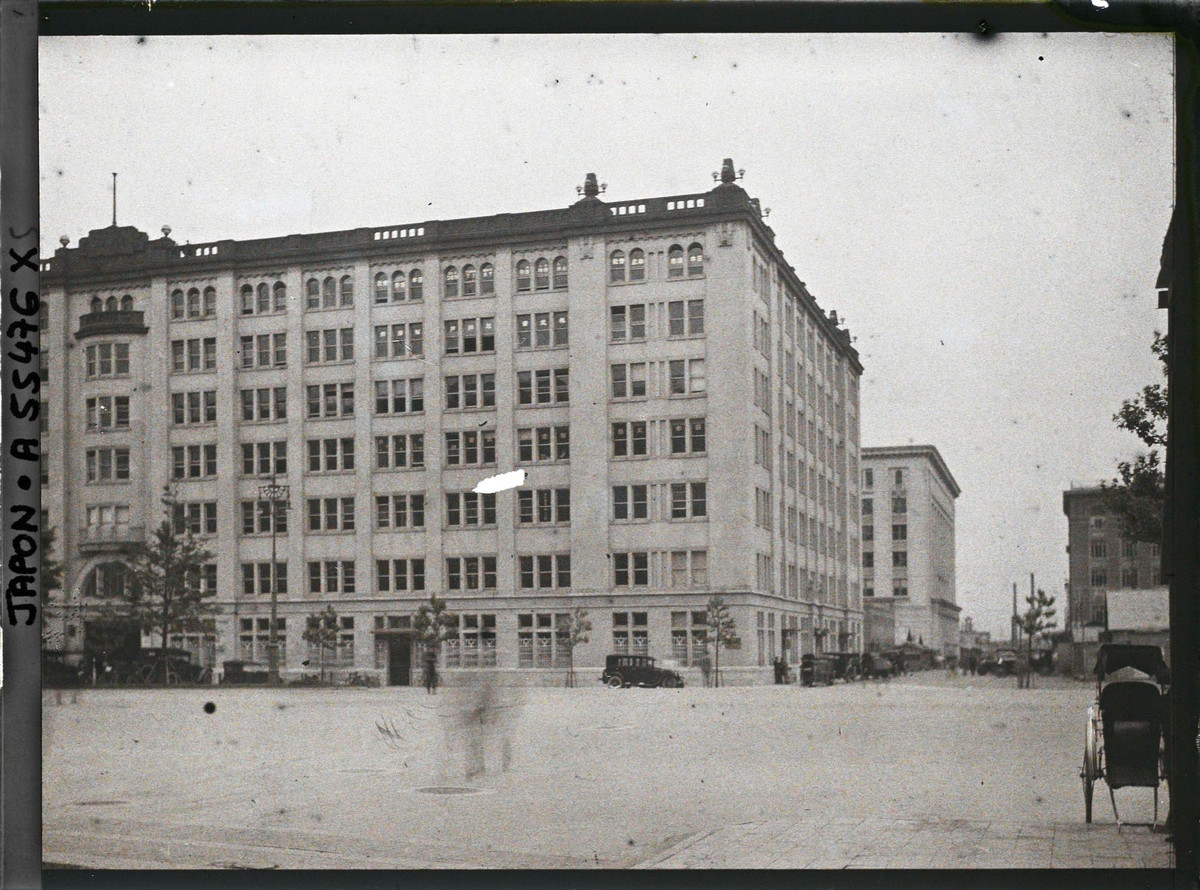 Tòa nhà Kaijo (Kaijo Hoken) bên quảng trường nhà ga.