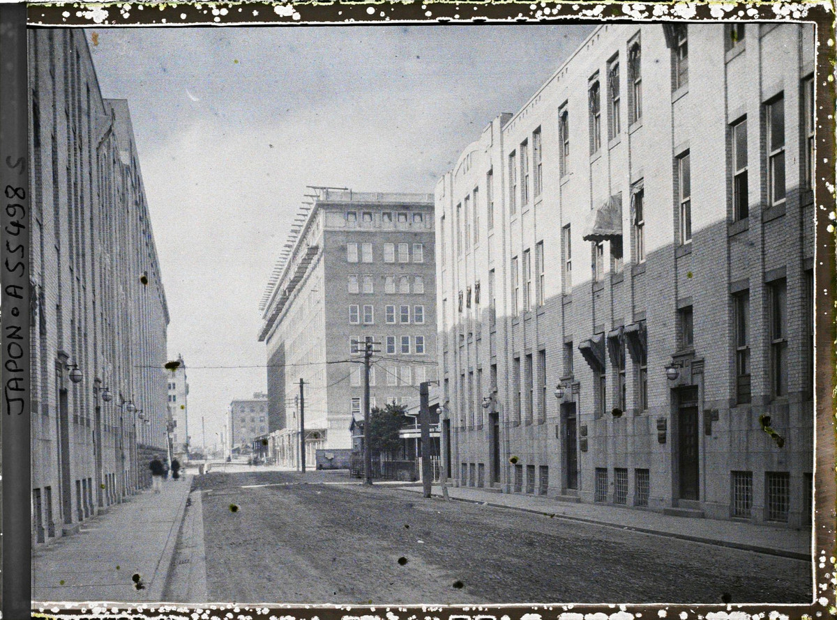 Những tòa nhà cao tầng trên một con phố ở Marunouchi, quận thương mại mang biệt danh là "Tiểu Luân Đôn" của Tokyo năm 1926. Ảnh: Roger Dumas / Collections.albert-kahn.hauts-de-seine.fr.