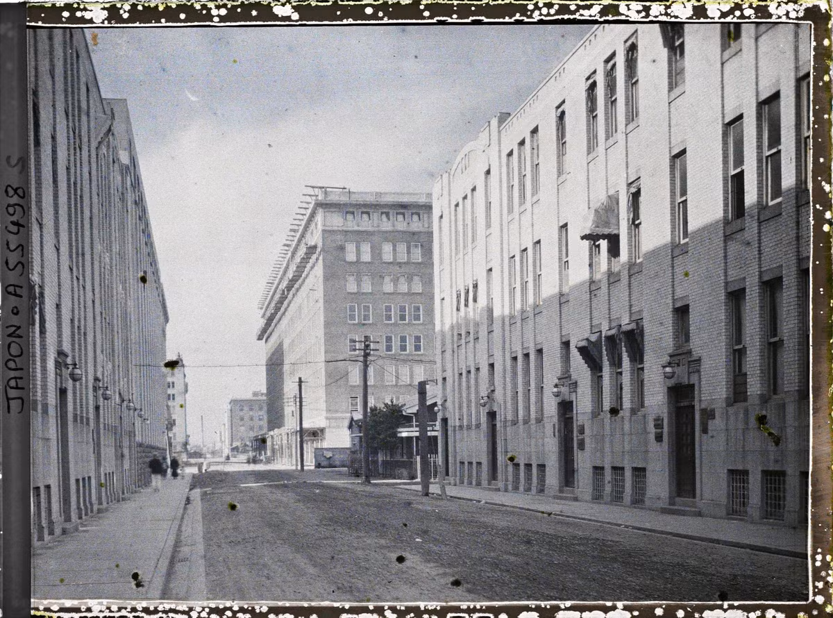 Những tòa nhà cao tầng trên một con phố ở Marunouchi, quận thương mại mang biệt danh là "Tiểu Luân Đôn" của Tokyo năm 1926. Ảnh: Roger Dumas / Collections.albert-kahn.hauts-de-seine.fr.