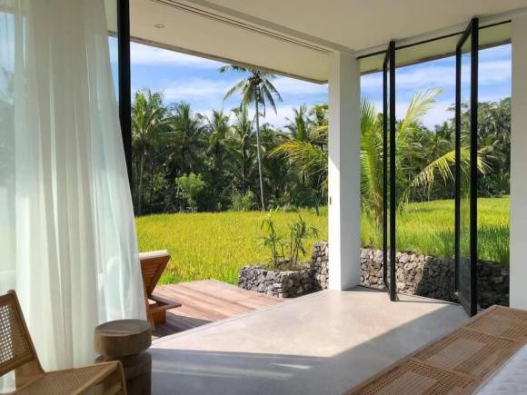 Xay nha cap bon truoc canh dong lua, khong gian xanh mat 