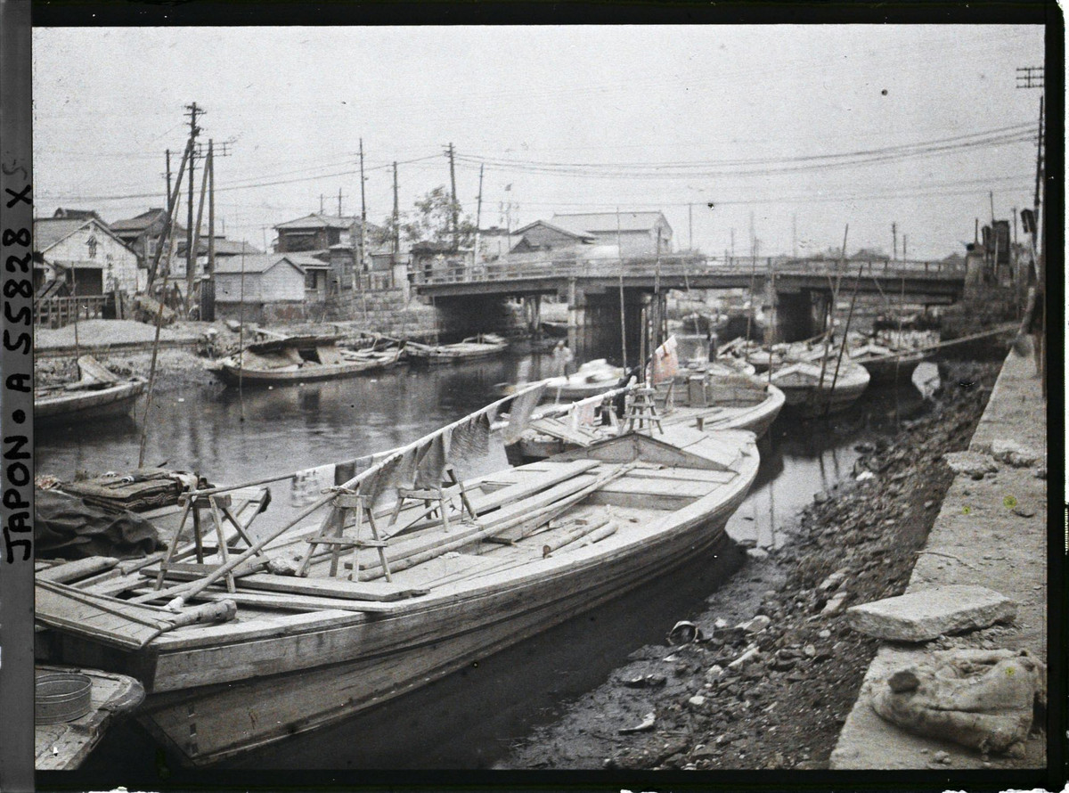 Một con kênh ở Tokyo.