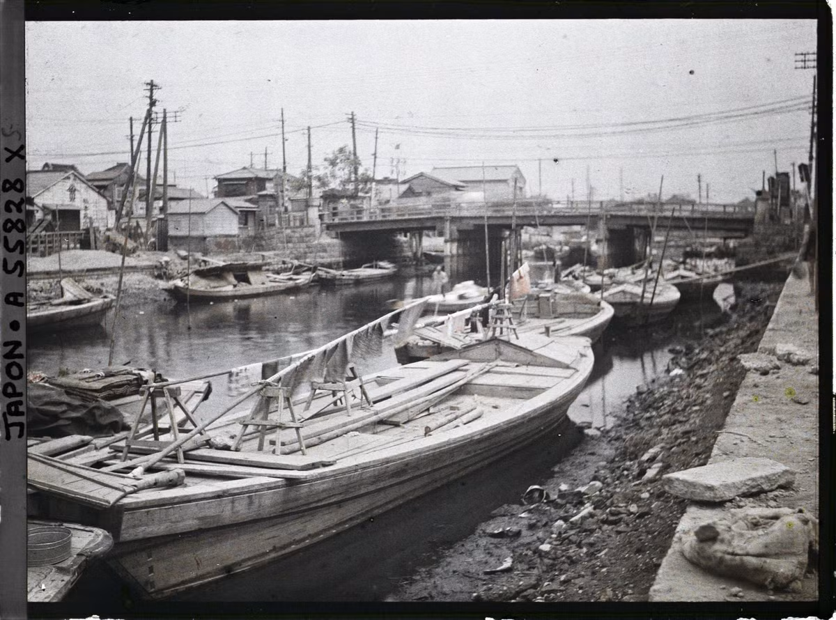 Một con kênh ở Tokyo.