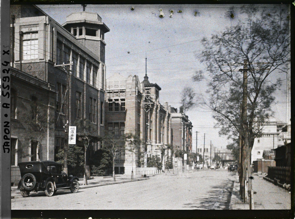 Các công trình hiện đại trên một đại lộ của quận Marumouchi.