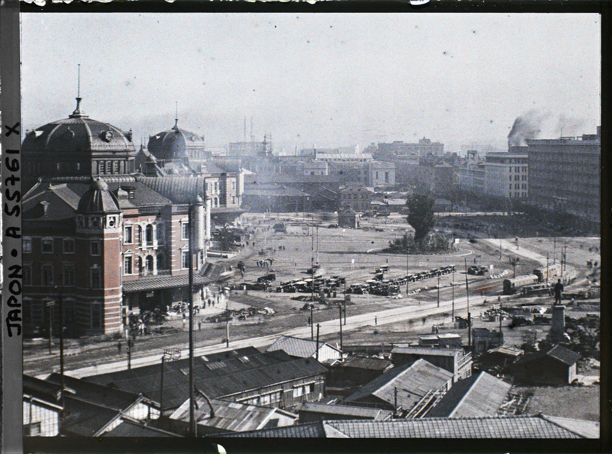 Toàn cảnh khu vực quảng trường trước nhà ga Trung tâm, quận Marunouchi.