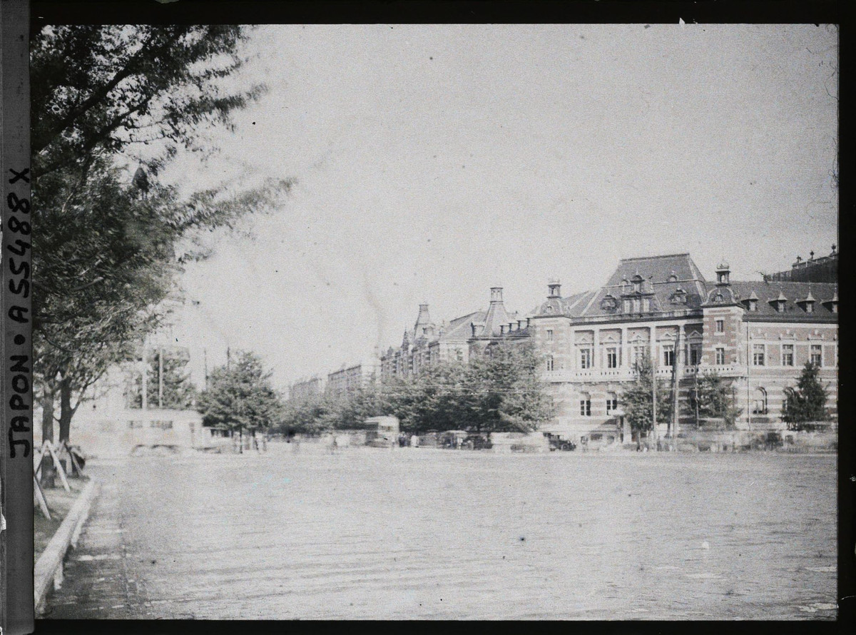 Đại lộ Babasaki ở quận Marunouchi, con đường chạy từ Hoàng cung đến nhà ga Trung tâm.