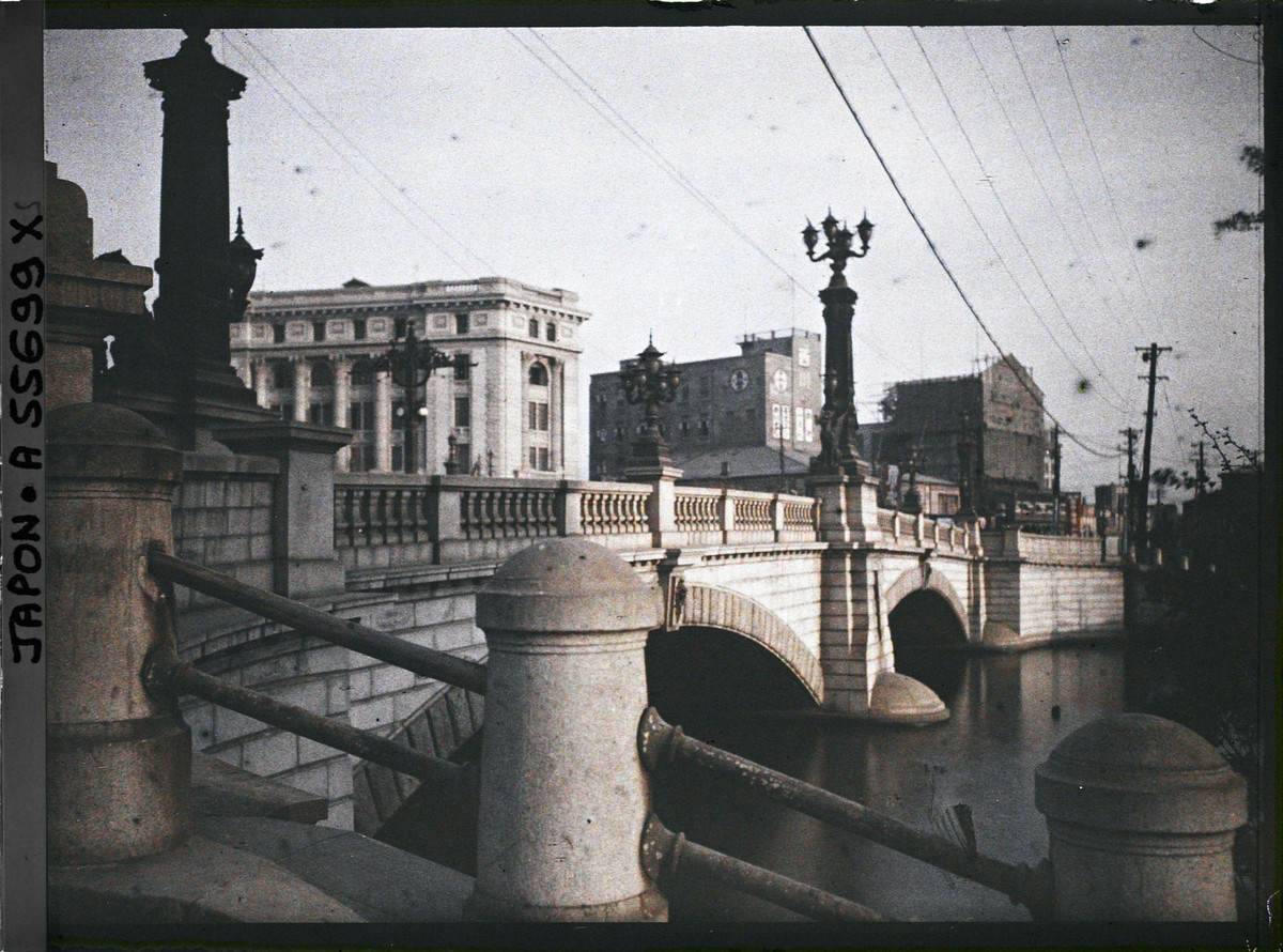 Cận cảnh cầu Nihonbashi. Ngày nay cây cầu này là di tích lịch sử nổi tiếng của quận Nihonbashi.