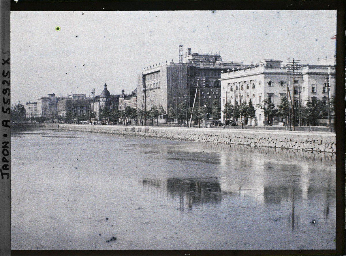 Các tòa nhà ở quận Marunouchi nhìn từ hào nước của Hoàng cung.