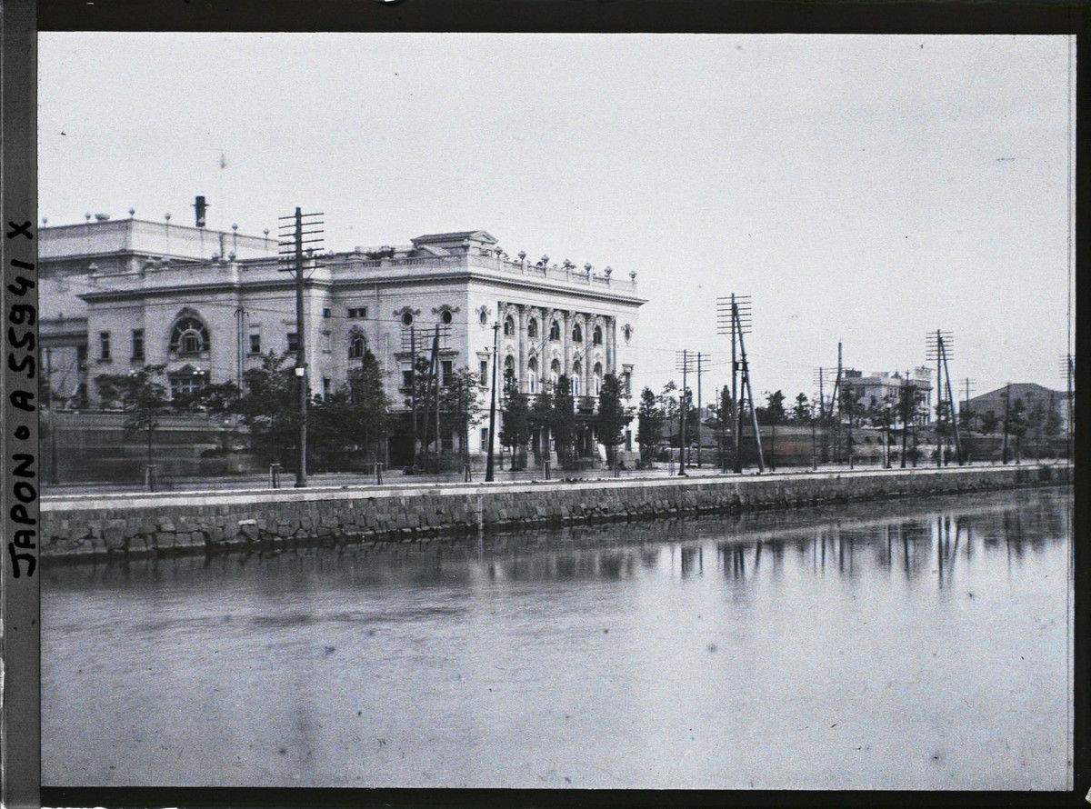 Nhà hát Hoàng gia ở quận Marunouchi nhìn từ hào nước của Hoàng cung Tokyo.