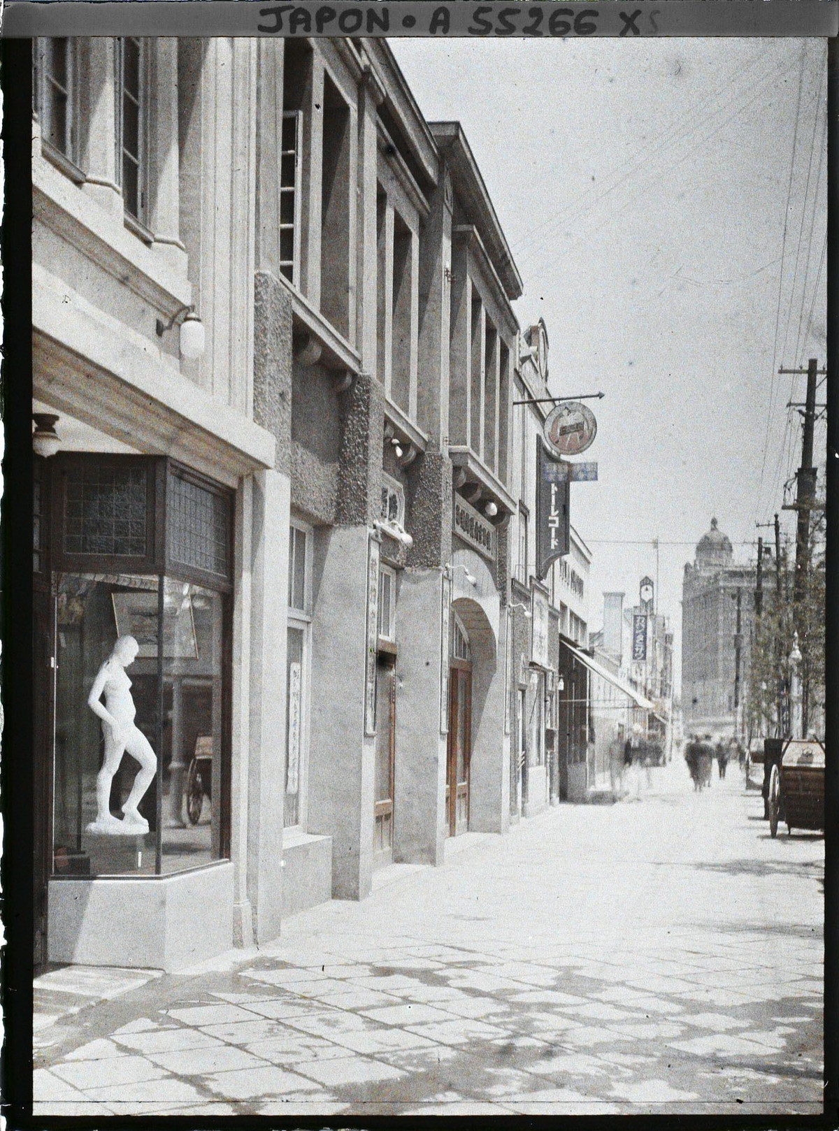 Tuyến phố chính của quận Ginza, nhìn về phía quận Kyobashi.