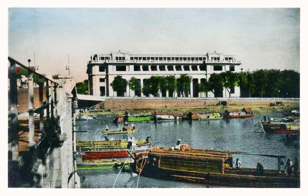 Trụ sở mới của Ngân hàng Đông Dương tại Sài Gòn trên một bưu thiếp tô màu. Ngày nay tòa nhà này là Ngân hàng Nhà nước Việt Nam - Chi nhánh TP HCM.