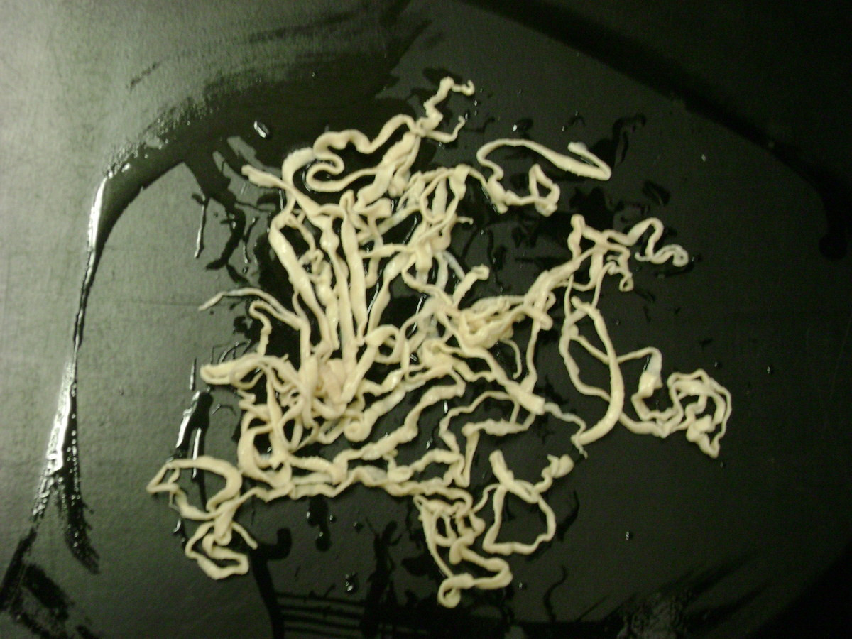 Sán dây lợn (Taenia solium) dài 2-7 mét, được ghi nhận toàn cầu. Loài sán này sống ký sinh ở ruột lợn, nhưng có thể xâm nhập vào cơ ở dạng nang ấu trùng. Chúng có thể truyền sang người nếu ăn phải thịt lợn nhiễm sán.