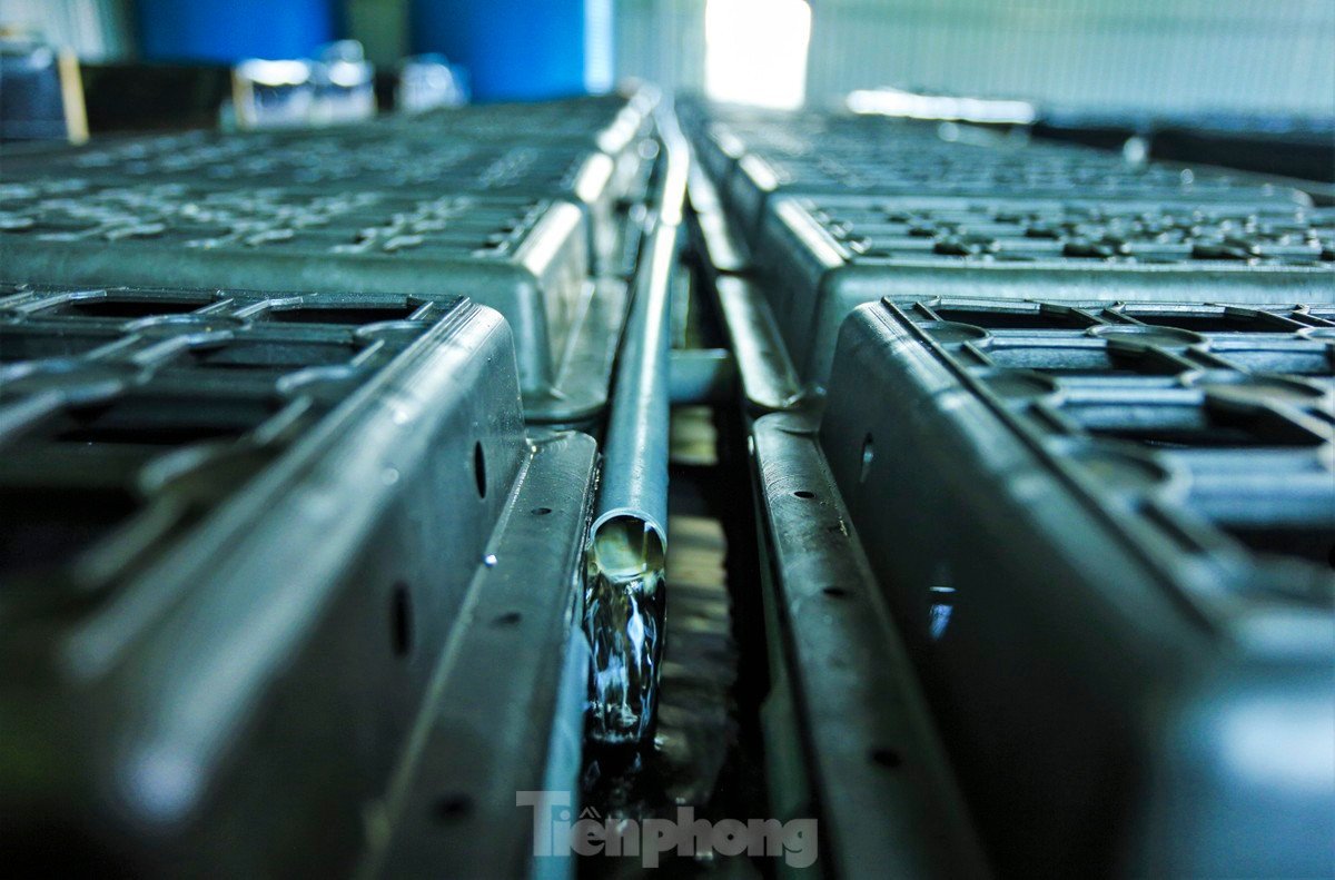 Hệ thống nước đầu vào được bơm liên tục theo nguyên lý tuần hoàn, sục khí tạo oxy. Khi đưa nước vào hộp nuôi cua, thức ăn thừa và chất cặn bẩn thải ra và đi qua hệ thống lọc thô, sau đó ra bể vi sinh và hệ thống khử khuẩn bằng tia UV.