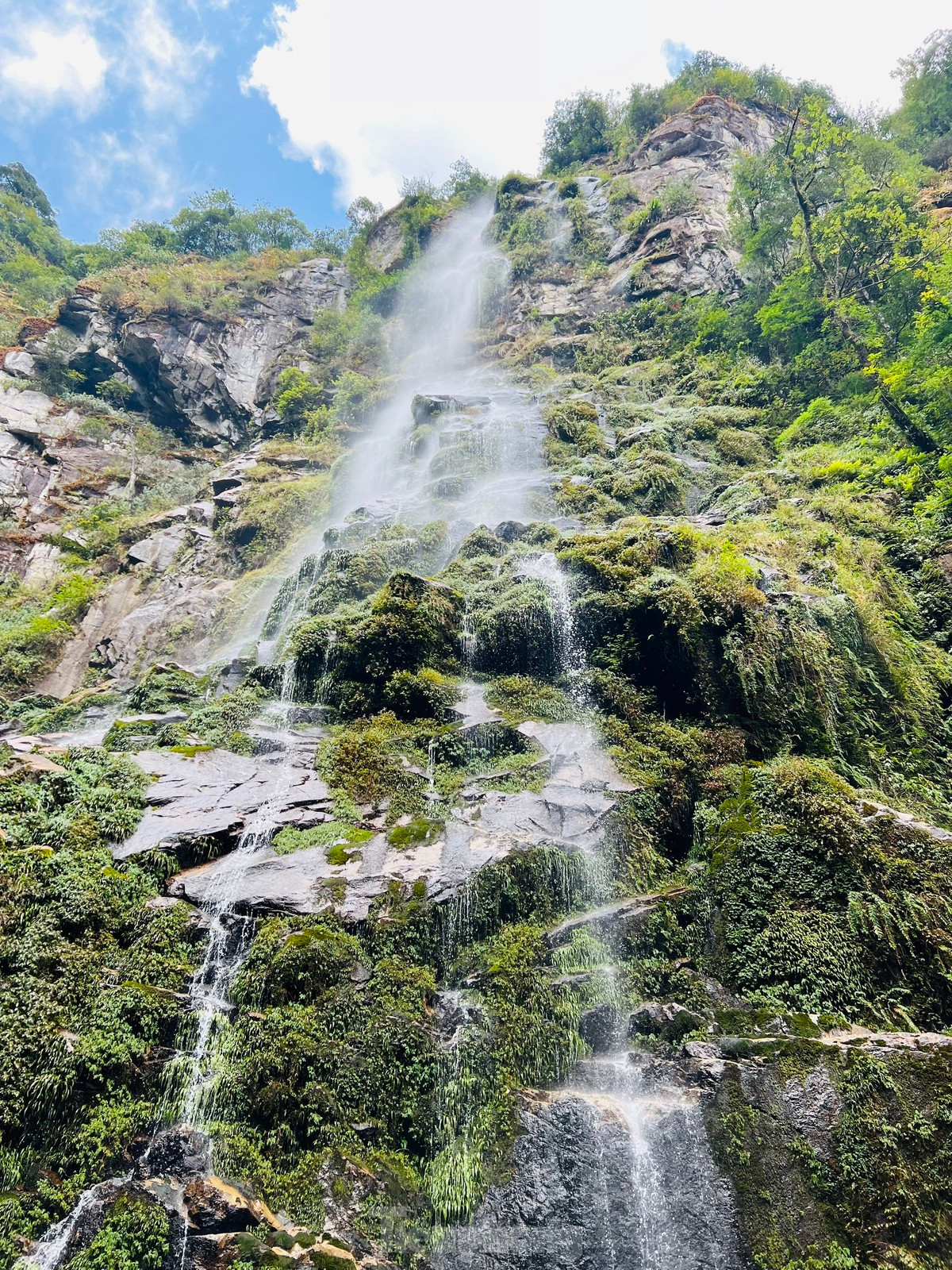 Cung trekking Nhìu Cồ San rất đẹp, xuyên qua các khu rừng nguyên sinh, suối, thác nước, hoa và lá đỏ đẹp như tranh.