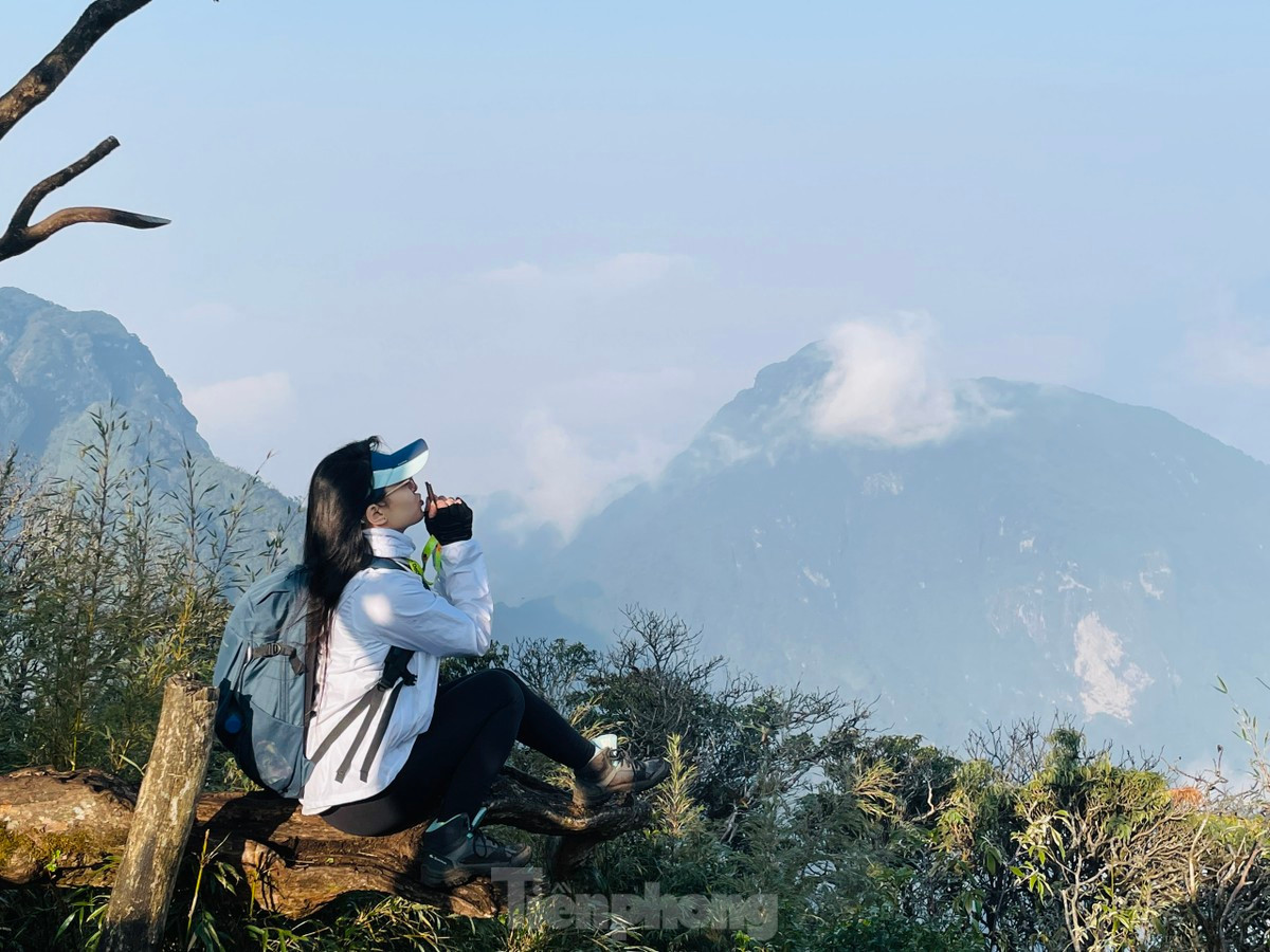 Hành trình chinh phục đỉnh Nhìu Cồ San không dễ nhưng phần thưởng được chiêm ngưỡng khung cảnh thiên nhiên hoang sơ, thơ mộng khiến ai cũng phải trầm trồ, xuýt xoa.