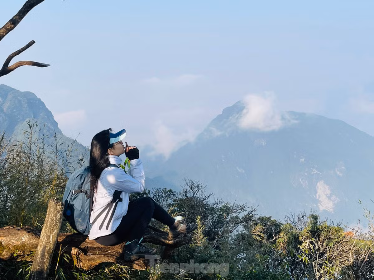 Hành trình chinh phục đỉnh Nhìu Cồ San không dễ nhưng phần thưởng được chiêm ngưỡng khung cảnh thiên nhiên hoang sơ, thơ mộng khiến ai cũng phải trầm trồ, xuýt xoa.