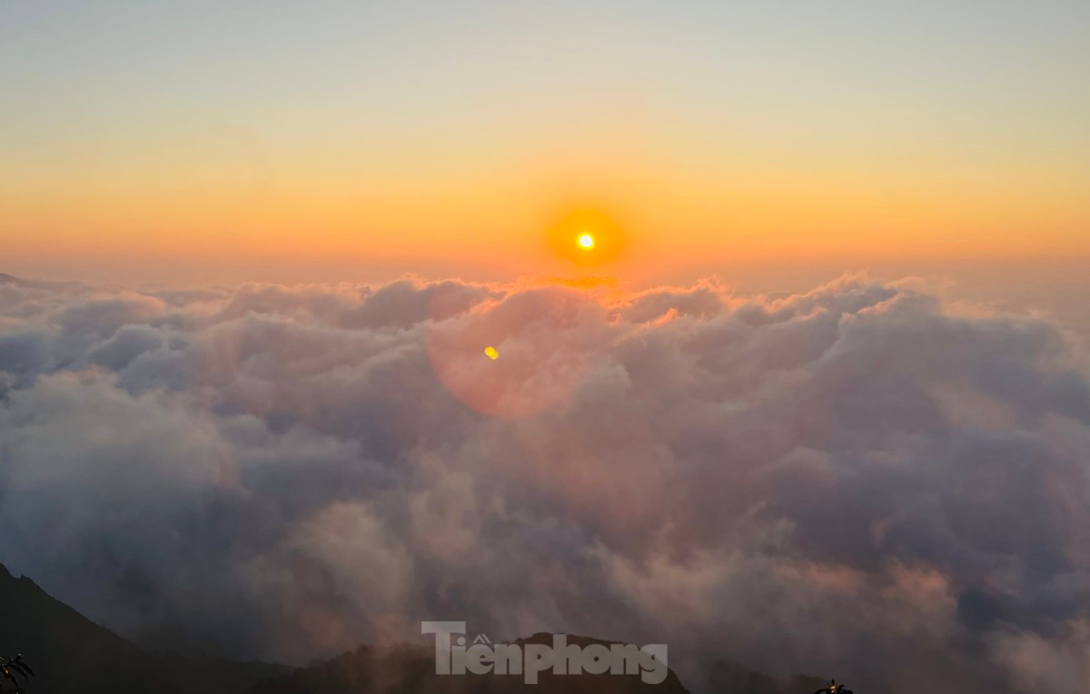 Thời tiết tại Nhìu Cô San thường xuyên bị mây phủ, sương mù giăng lối từ chân lên đến đỉnh; là địa điểm thích hợp cho những bạn trẻ muốn săn mây, leo núi.