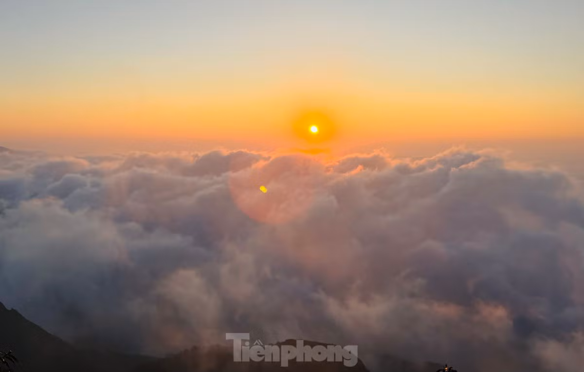 Thời tiết tại Nhìu Cô San thường xuyên bị mây phủ, sương mù giăng lối từ chân lên đến đỉnh; là địa điểm thích hợp cho những bạn trẻ muốn săn mây, leo núi.