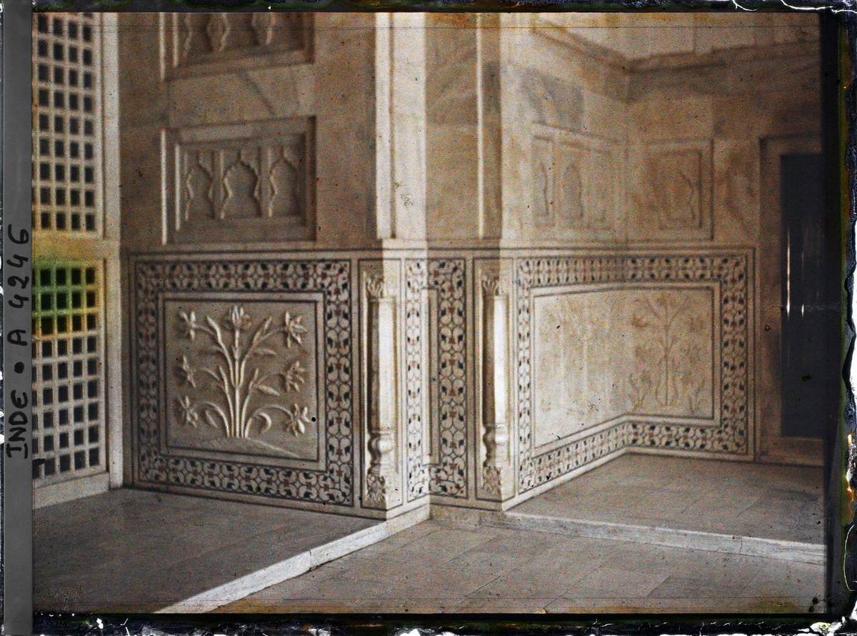 Họa tiết trang trí trên đá cẩm thạch ở một hành lang trong lăng Taj Mahal.