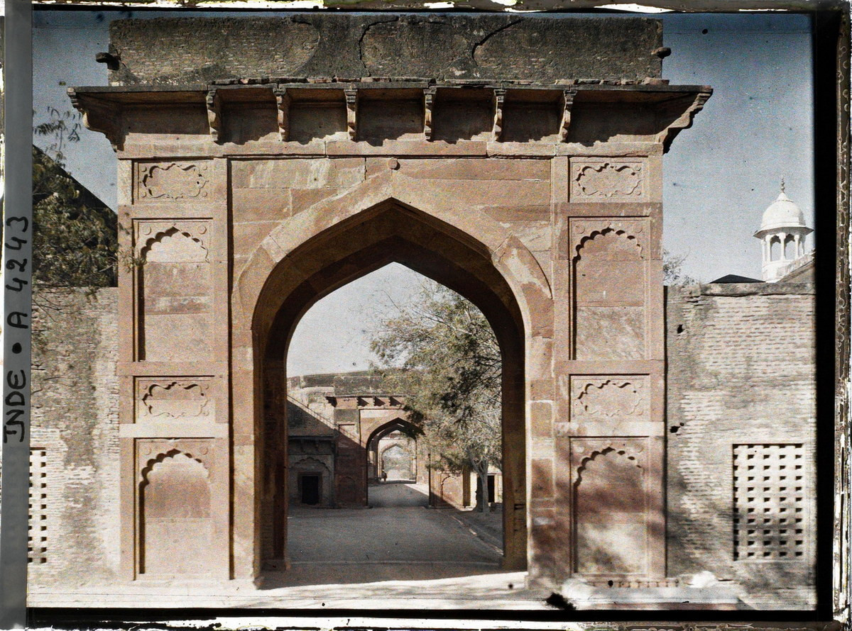 Một hẻm nhỏ dẫn vào Taj Mahal.