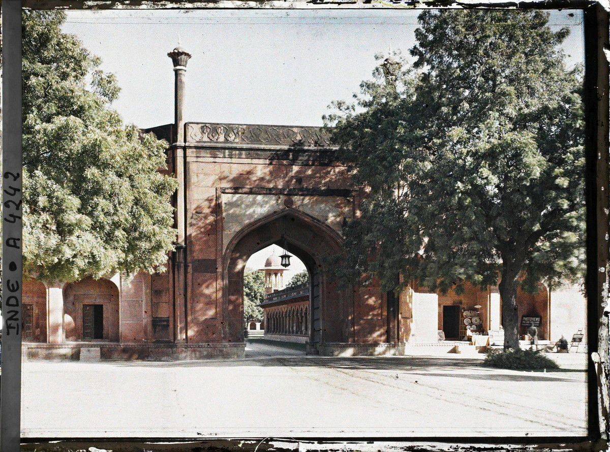 Cánh cổng ngoài cùng phía trước của quần thể Taj Mahal.