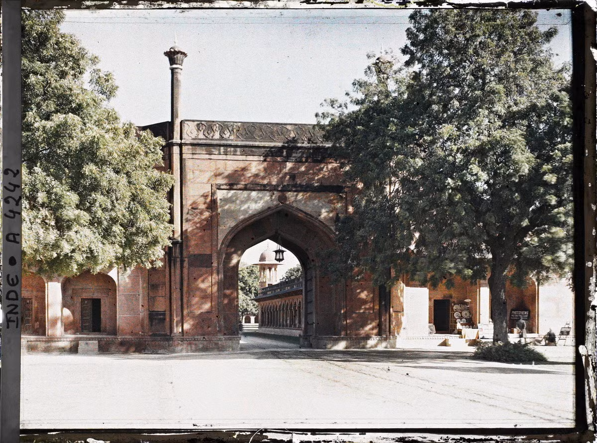 Cánh cổng ngoài cùng phía trước của quần thể Taj Mahal.