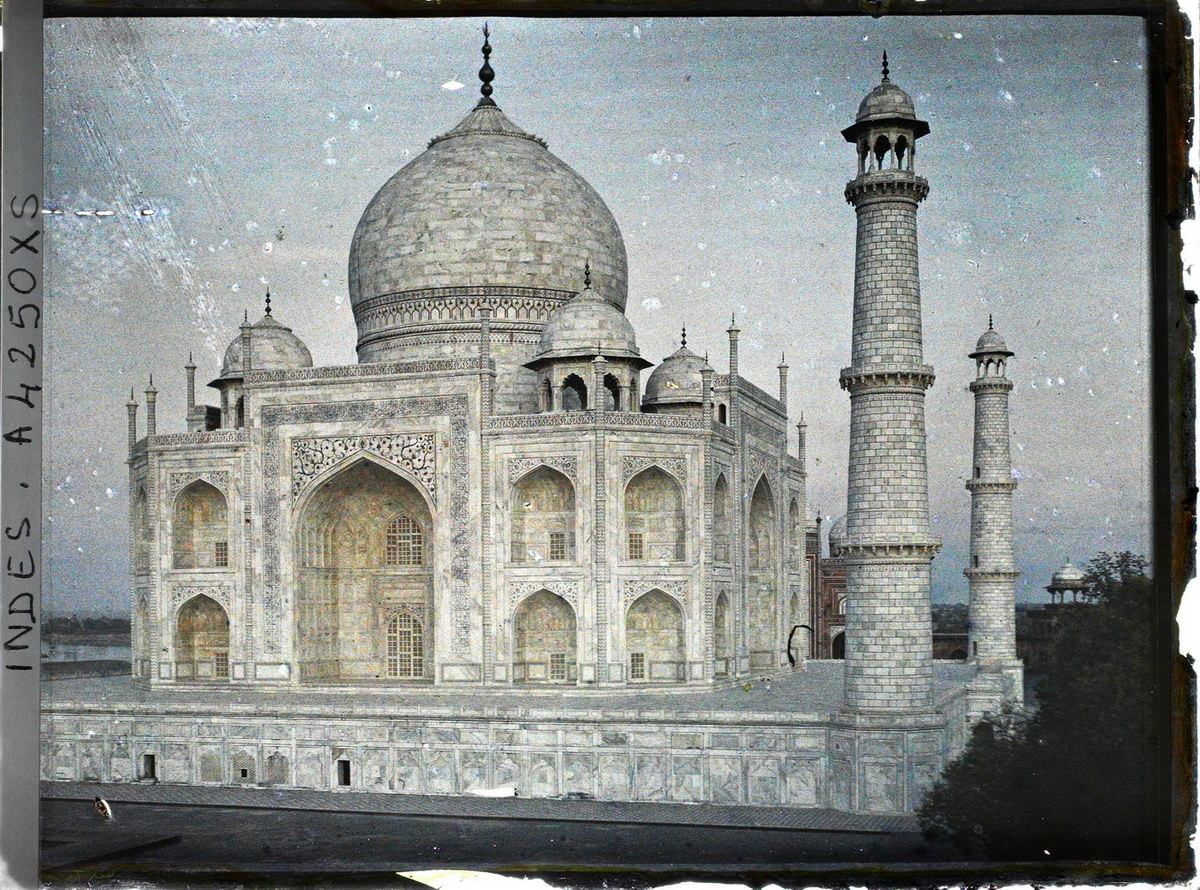 Lăng Taj Mahal nhìn từ mặt bên.