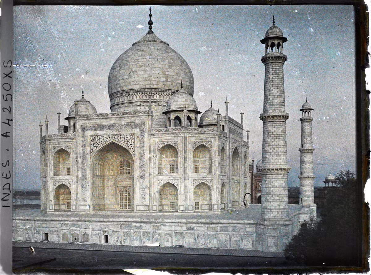 Lăng Taj Mahal nhìn từ mặt bên.