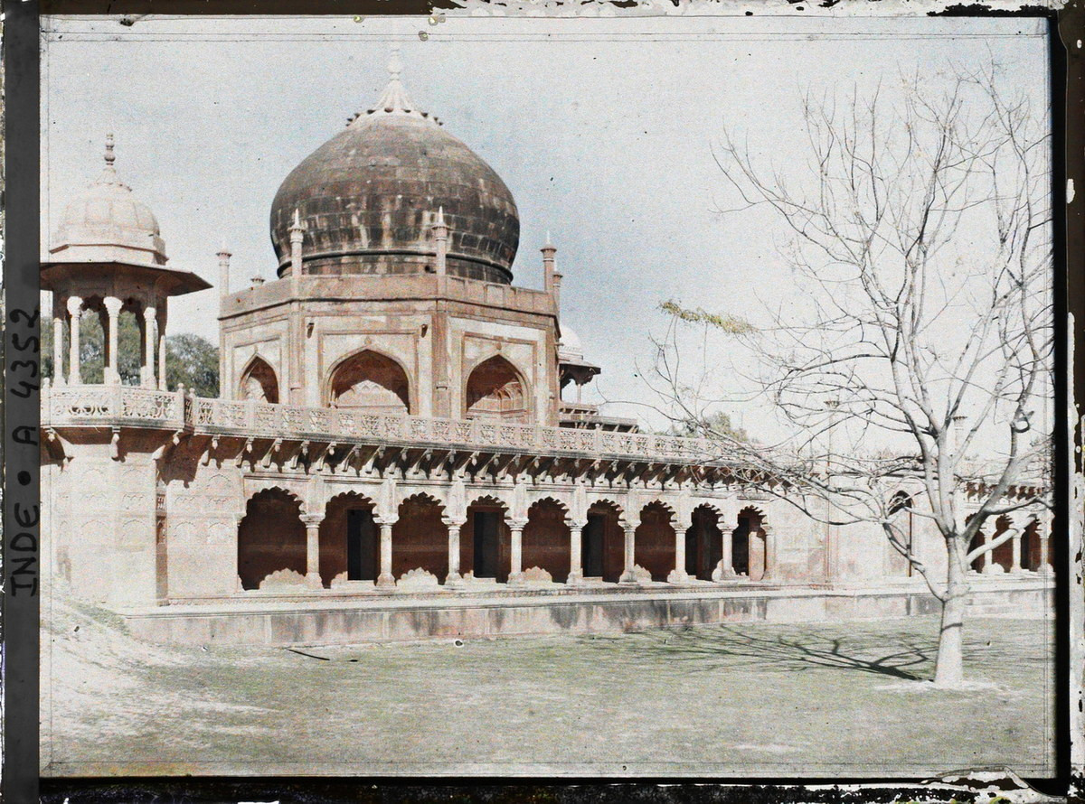 Tháp và hành lang bao bọc khuôn viên Taj Mahal.