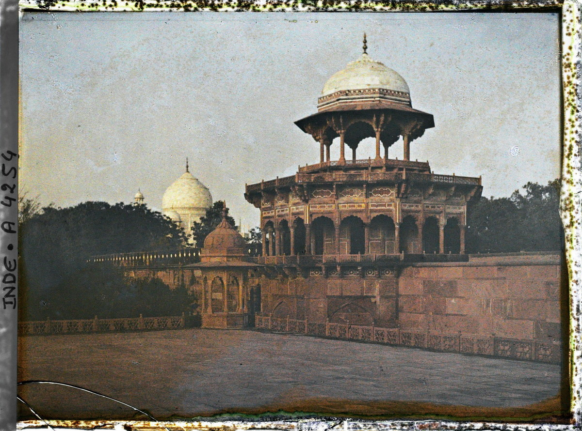 Từ khuôn viên thánh đường Taj Mahal nhìn về khu lăng mộ Taj Mahal.