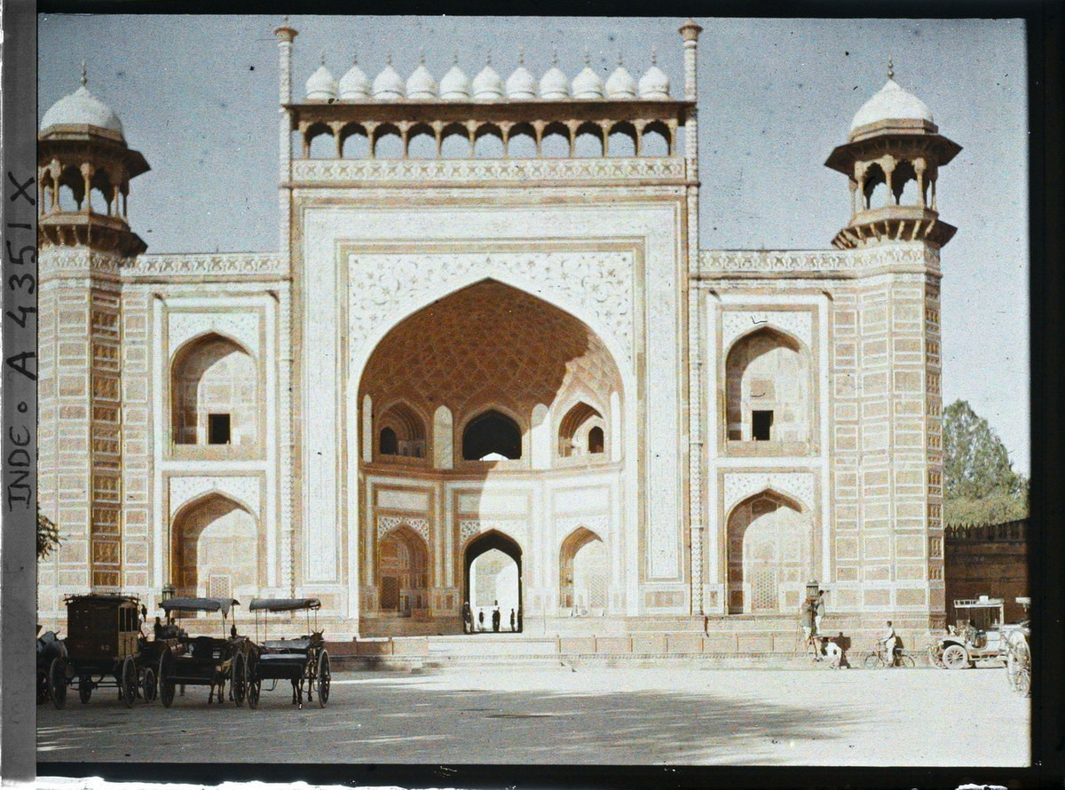 Cánh cổng hoành tráng nhìn từ chính diện.