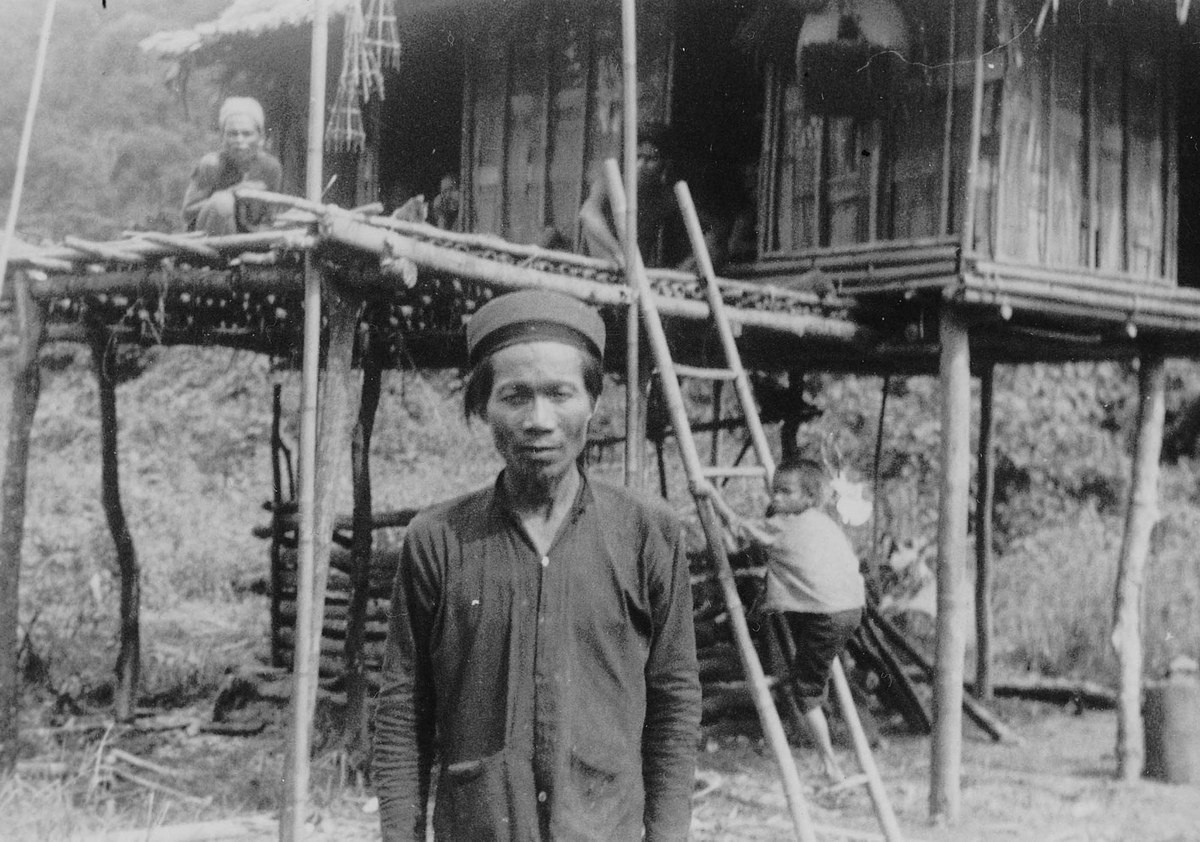 Người đàn ông dân tộc Bru - Vân Kiều đứng trước ngôi nhà sàn của mình ở Quảng Bình.