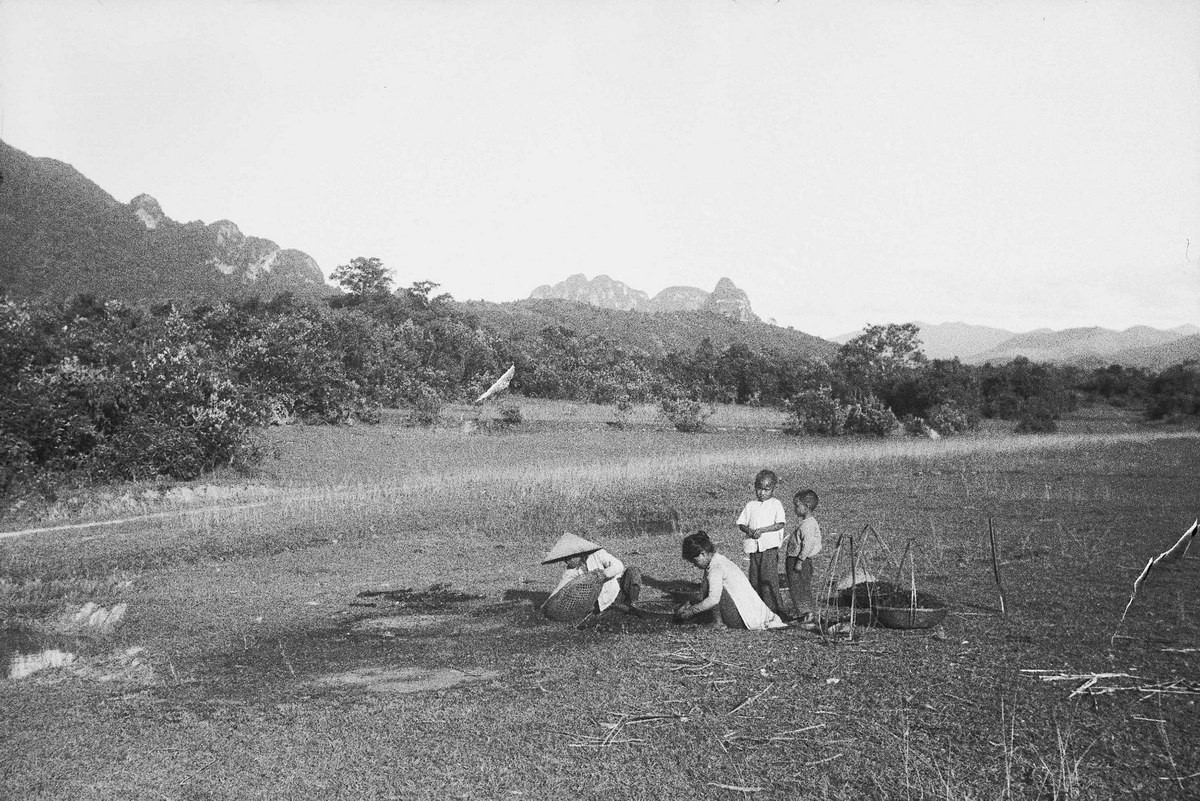 Hai phụ nữ nhặt than ở Quảng Bình.
