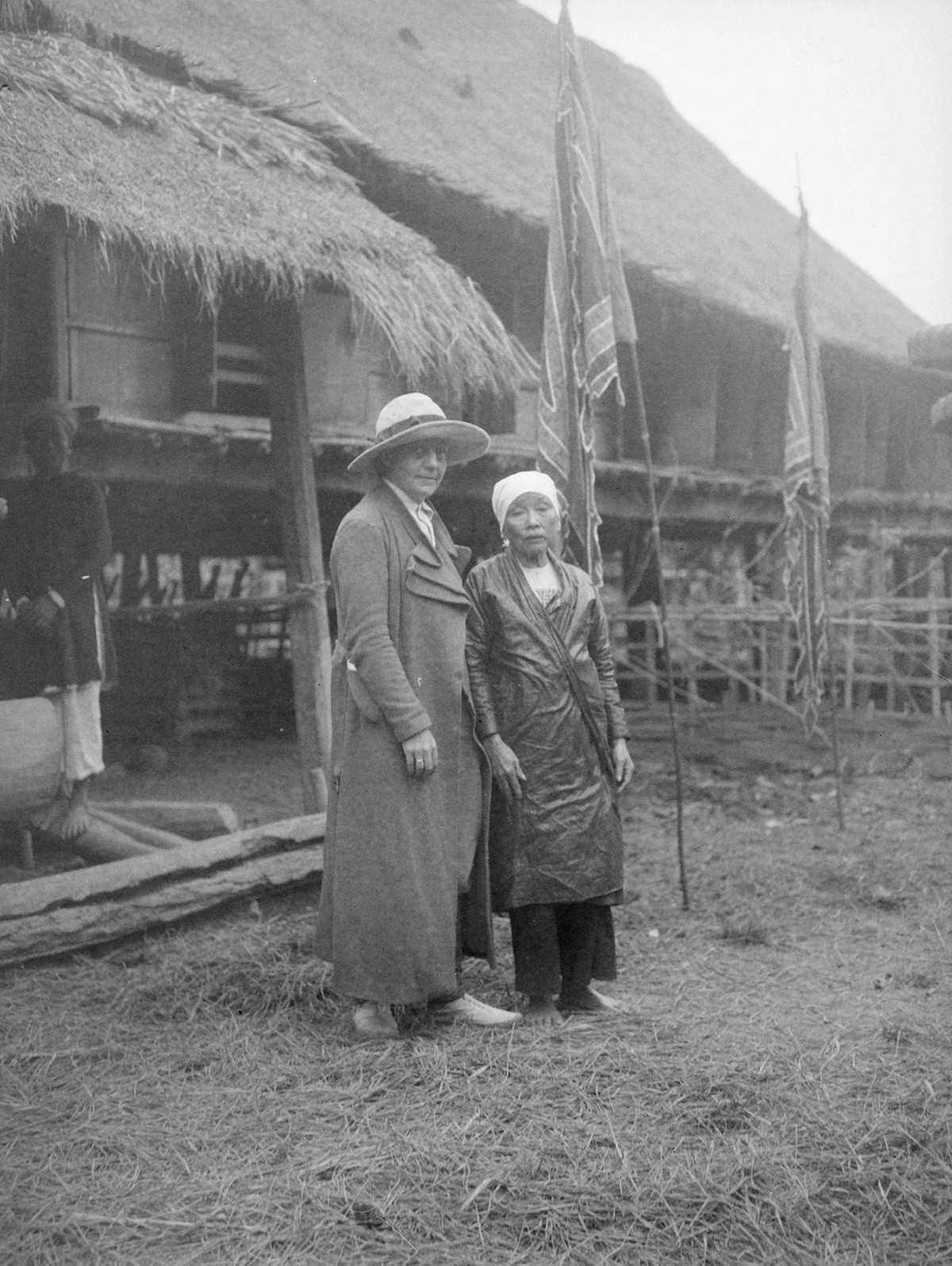 Nữ nhiếp ảnh gia Jeanne Cuisinier chụp hình cùng một phụ nữ bản địa ở Kim Bôi, Hòa Bình.